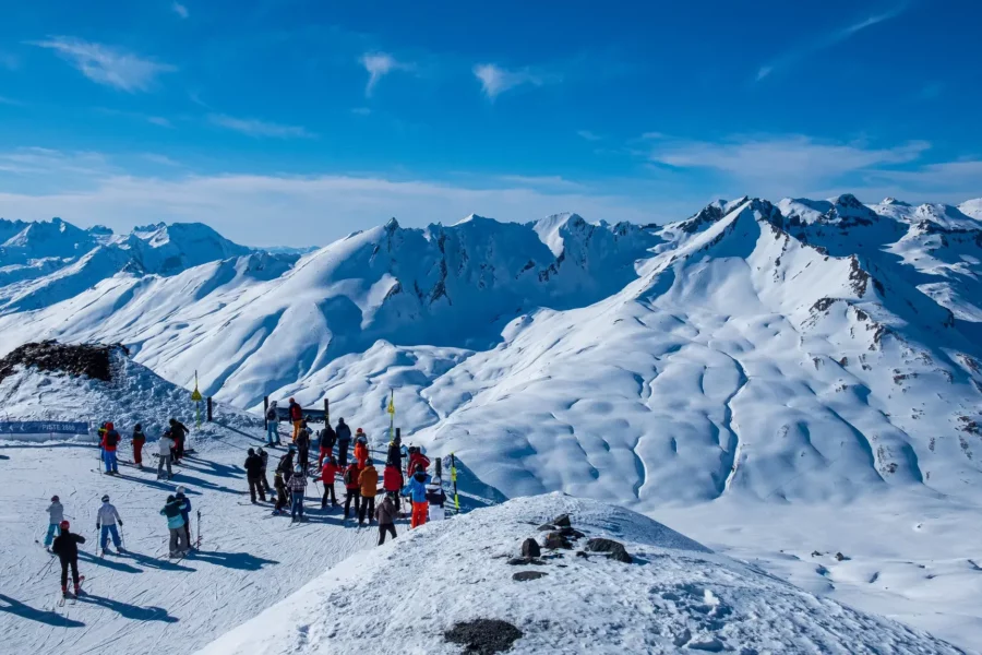 Skieurs prêts à descendre une piste à La Rosière