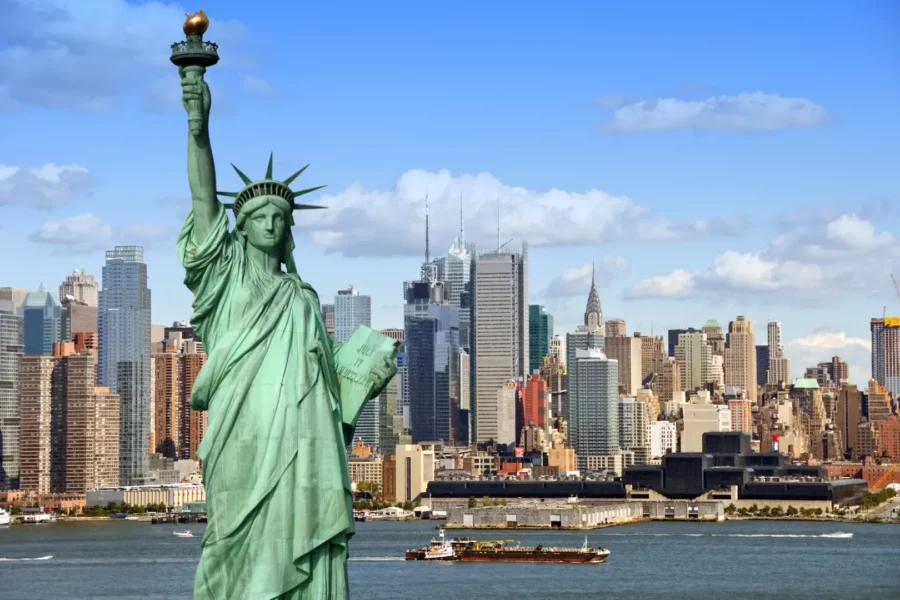 Statue de la Liberté et skyline de New York en fond, États-Unis