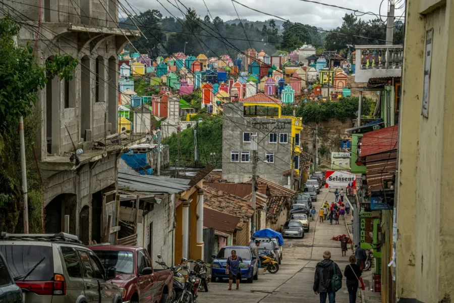 Ville de Chichicastenango, maisons colorées