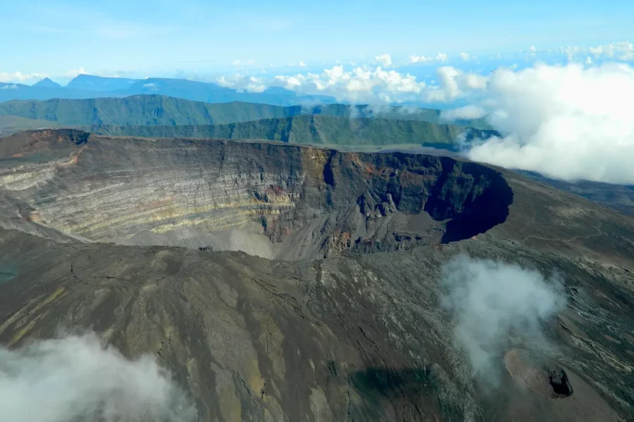 Vue du cratère du Piton de la Fournaise à La Réunion