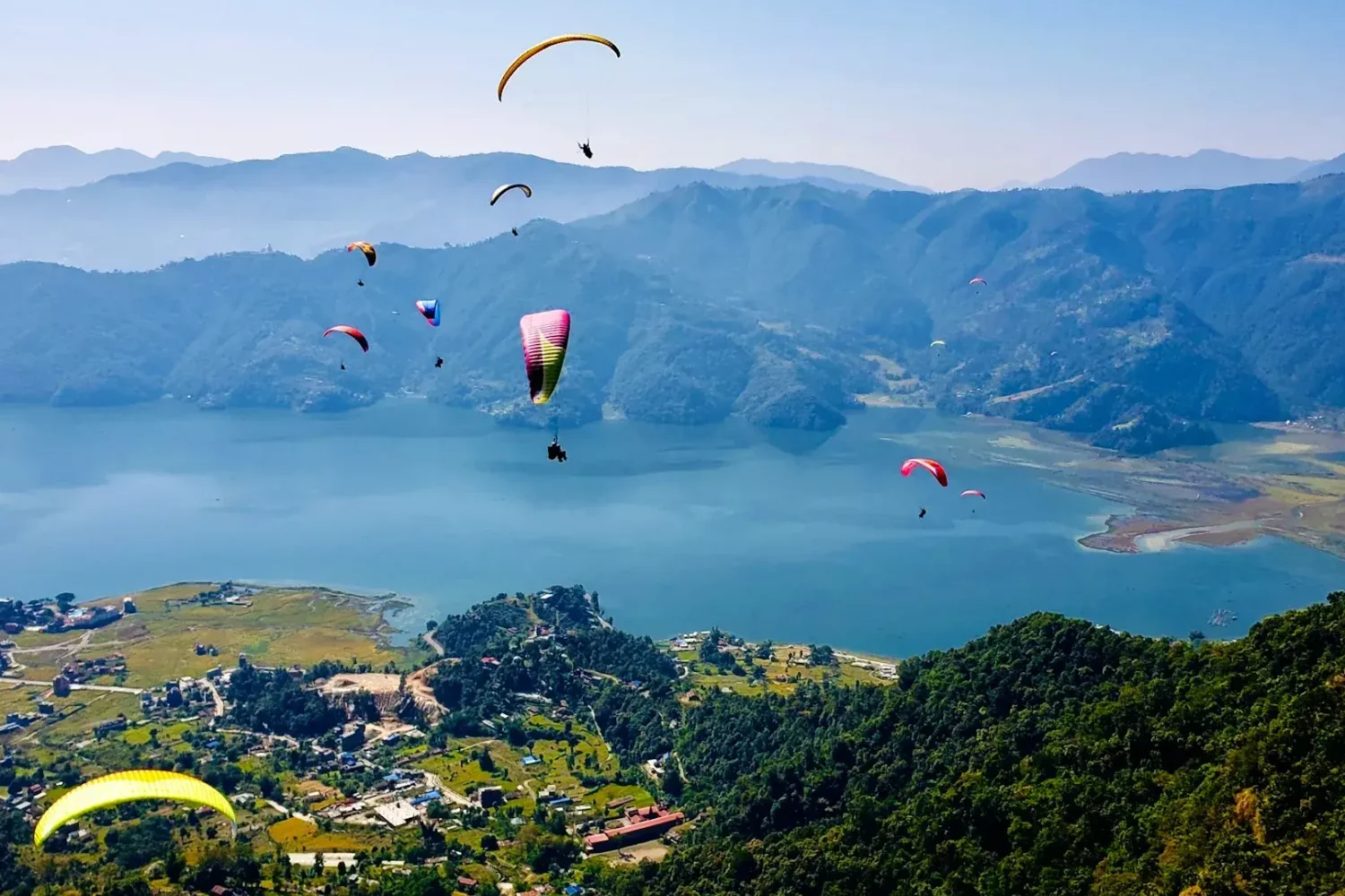 Vue sur le lac Phewa et les montagnes à Pokhara, Népal