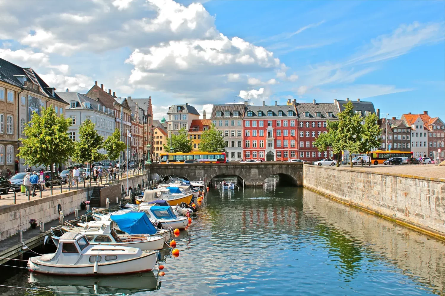 Canal et bâtiment typique de Copenhague