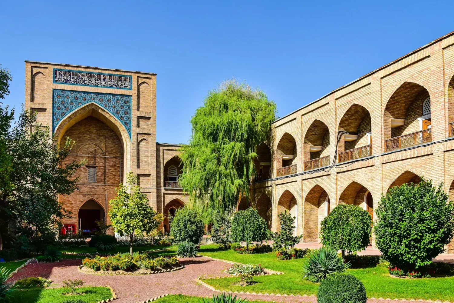 Cour avec plantes à Kukeldash Madrasa, Tachkent, Ouzbékistan