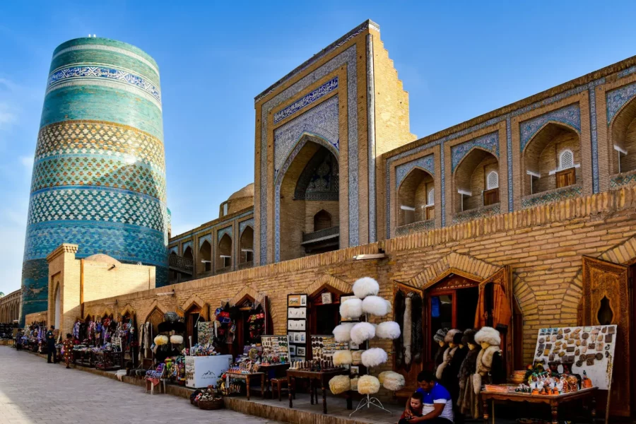 Rue avec marché et tour à Khiva, Ouzbékistan