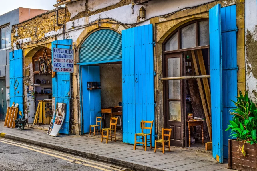 Rue et commerce dans la vieille ville de Larnaca, Chypre