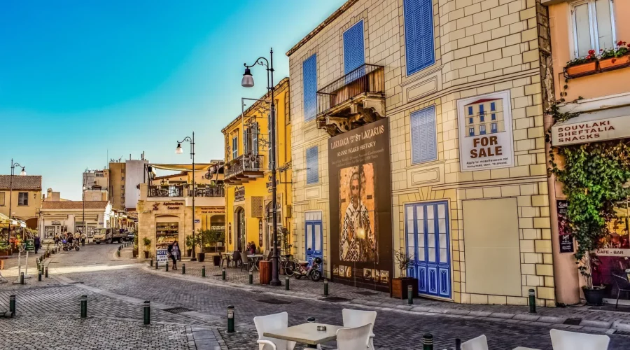 Rue pavée commerçante à Larnaca, Chypre