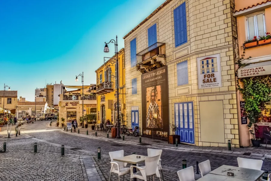 Rue pavée commerçante à Larnaca, Chypre