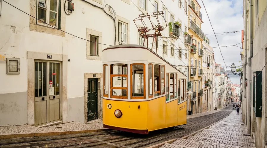 Tram dans une petite rue de Lisbonne