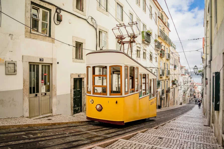 Tram dans une petite rue de Lisbonne