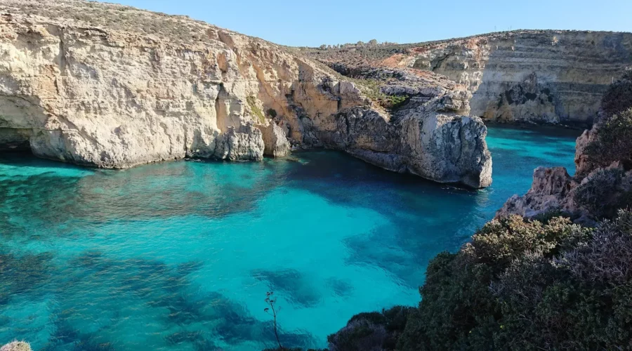 Belle plage et eau turquoise à Malte