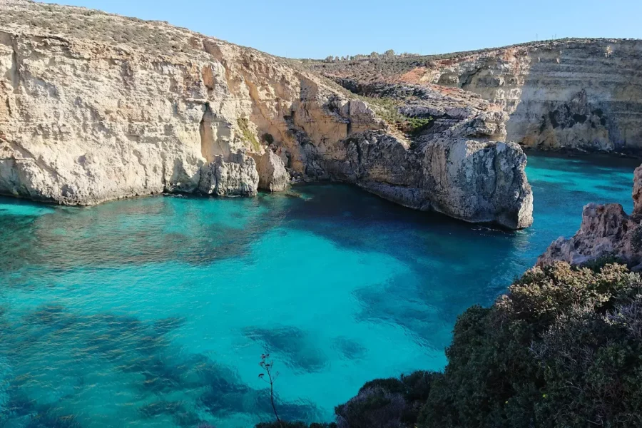 Belle plage et eau turquoise à Malte