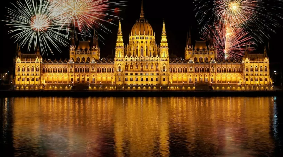 Feux d'artifice au-dessus du Parlement hongrois, Budapest