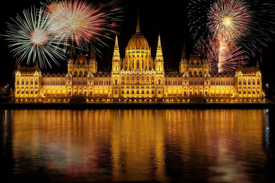 Feux d'artifice au-dessus du Parlement hongrois, Budapest