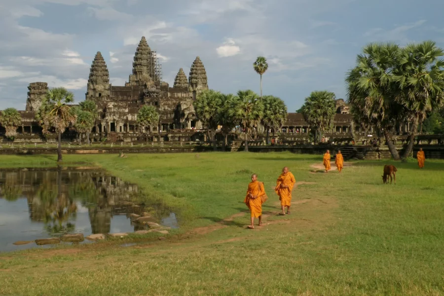 Moines bouddhistes au temple d'Angkor Wat, Cambodge