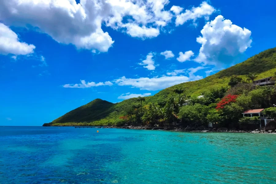 Paysage de la Martinique avec eau cristalline