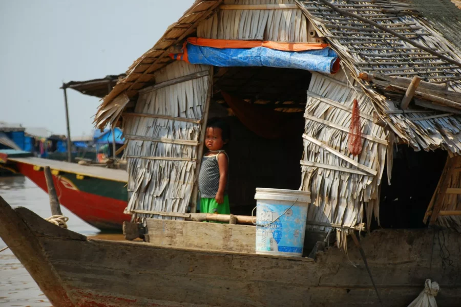 Barque traditionnelle sur le lac Tonlé Sap, Cambodge