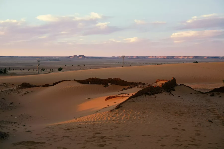 Coucher de soleil dans le désert de Timimoun, Algérie