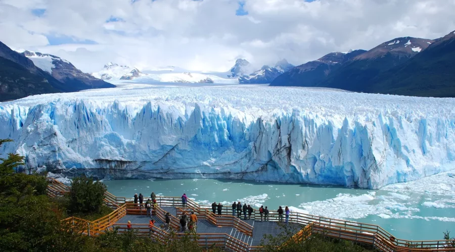 Découvrez le glacier Perito Moreno qui est l'un des rares glaciers au monde à être encore en croissance, offrant un spectacle époustouflant avec ses imposantes masses de glace