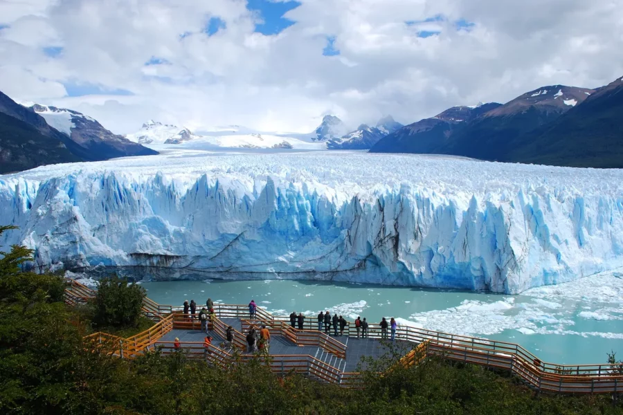 Découvrez le glacier Perito Moreno qui est l'un des rares glaciers au monde à être encore en croissance, offrant un spectacle époustouflant avec ses imposantes masses de glace