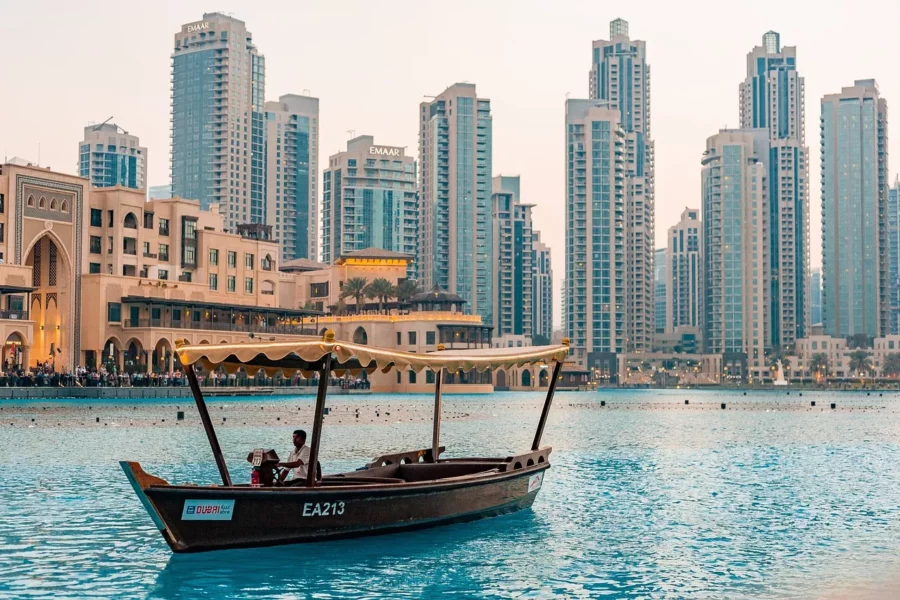 Découvrez le centre-ville de Dubaï, quartier dynamique et moderne, abritant des attractions emblématiques comme le Burj Khalifa, des centres commerciaux de luxe, des hôtels sophistiqués et des restaurants raffinés, offrant une expérience urbaine inégalée.