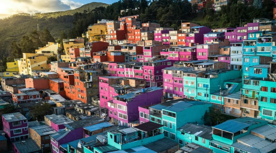 Découvrez les bâtiments colorés de Bogotá, avec leurs façades vibrantes et éclectiques, ajoutent une touche de vie et de dynamisme à l'architecture urbaine, reflétant la richesse culturelle et la créativité de la capitale colombienne.