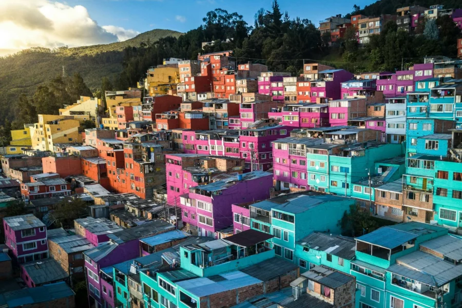 Découvrez les bâtiments colorés de Bogotá, avec leurs façades vibrantes et éclectiques, ajoutent une touche de vie et de dynamisme à l'architecture urbaine, reflétant la richesse culturelle et la créativité de la capitale colombienne.