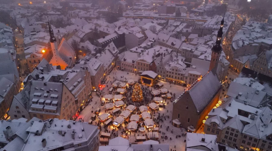 Tallinn et sa grande place se retrouvent sous la neige et entourés de petits chalets ! Une atmosphère indescriptible pendant les fêtes !