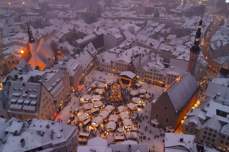 Tallinn et sa grande place se retrouvent sous la neige et entourés de petits chalets ! Une atmosphère indescriptible pendant les fêtes !