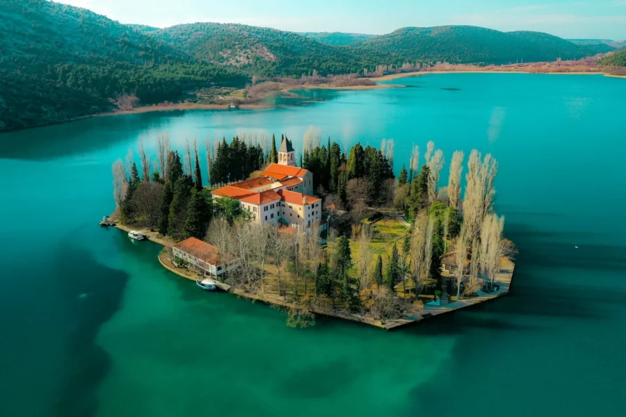 Île de Visovac dans le parc national de Krka, Croatie