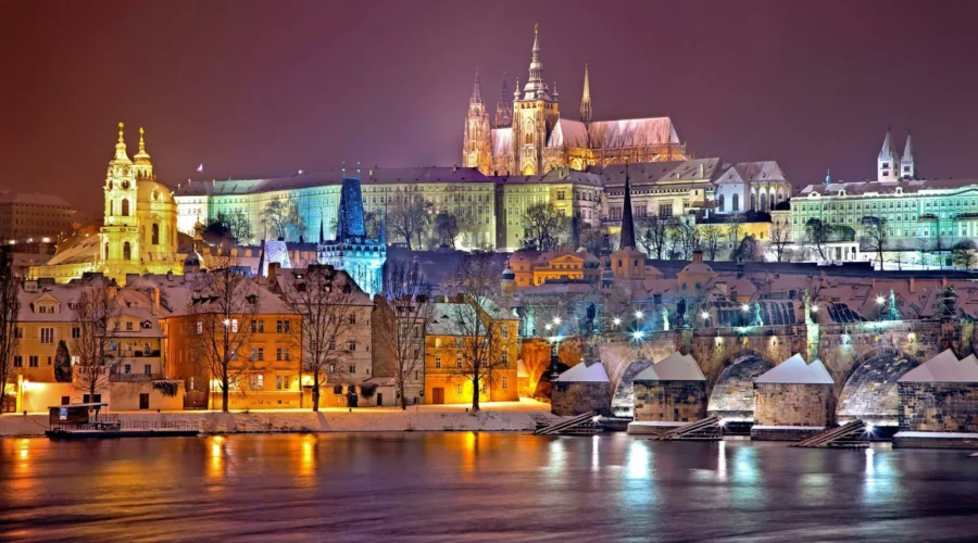 Visiter Prague en décembre c'est atterrir dans un décors de conte de Noël, la capitale vous imprégnera de son caractère magique !