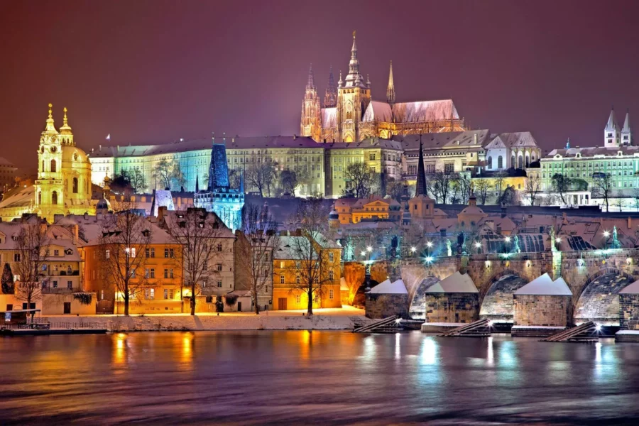 Visiter Prague en décembre c'est atterrir dans un décors de conte de Noël, la capitale vous imprégnera de son caractère magique !