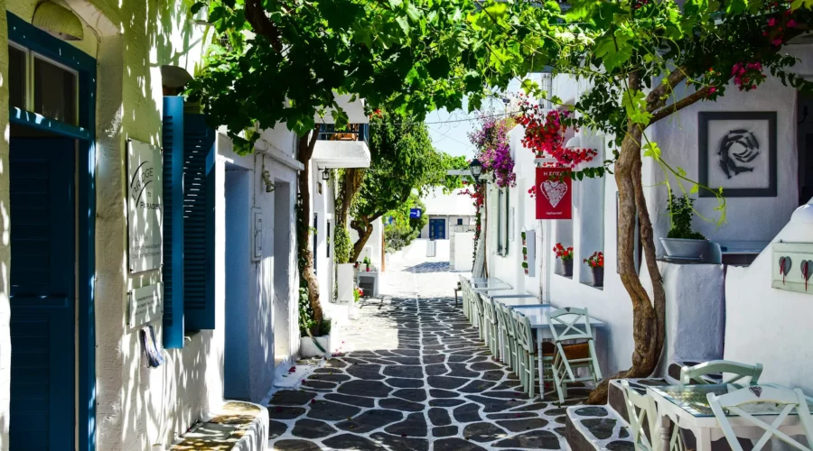 Rue ombragé et reposante avec tables et chaises à Paros