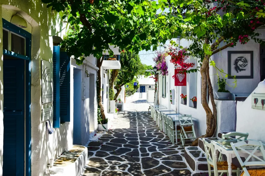 Rue ombragé et reposante avec tables et chaises à Paros