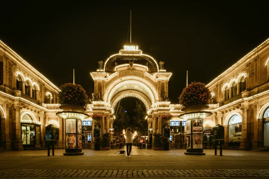 Tivoli, jardins incontournables de Copenhague en décembre. Attractions, décors magiques et plaisirs culinaires au rendez-vous !