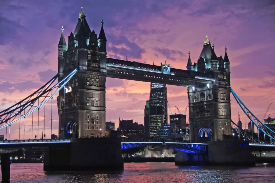 Les monuments les plus incontournables de Londres sont illuminés par les lumières de Noël ! Un instant magique au sein de la capitale !