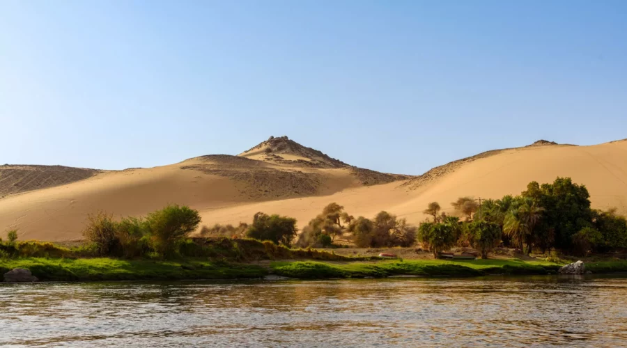 Paysage de dunes en Égypte depuis une croisière sur le Nil