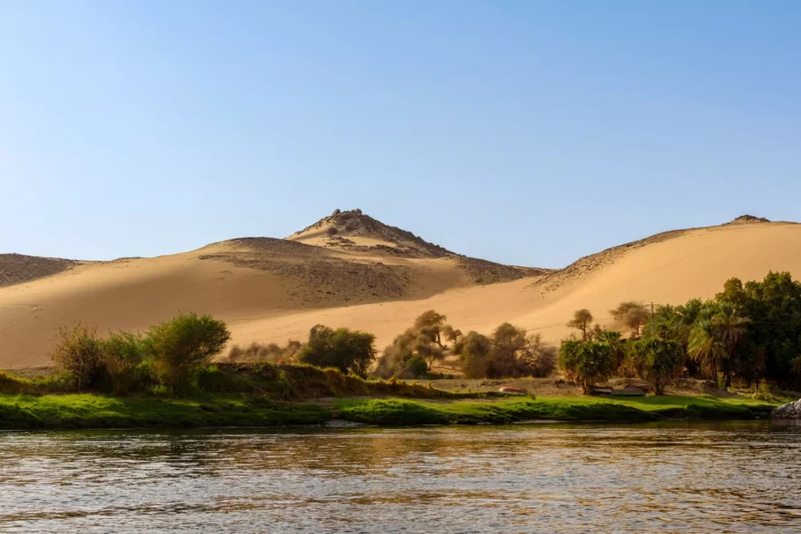 Paysage de dunes en Égypte depuis une croisière sur le Nil