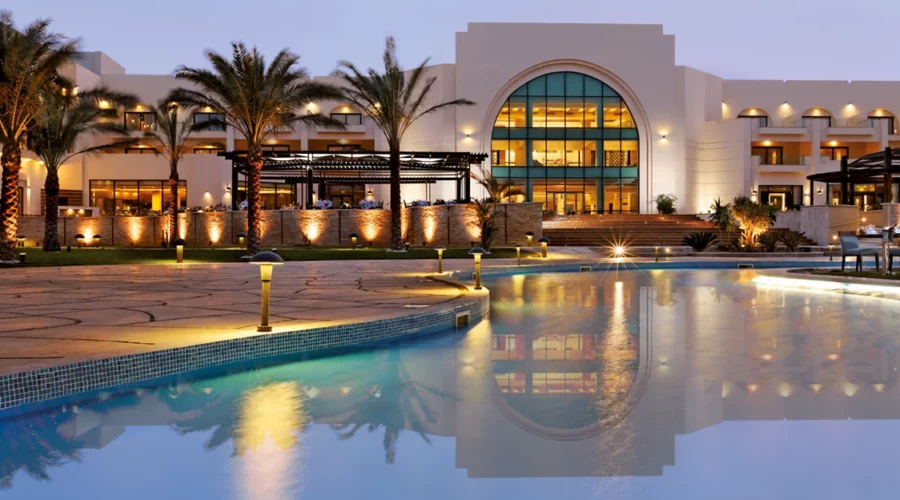 Extérieur et piscine du French Club-Movenpick Waterpark Resort & Spa Soma Bay 5*