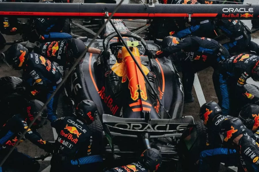 Mécaniciens Red Bull effectuant un arrêt au stand rapide en Formule 1