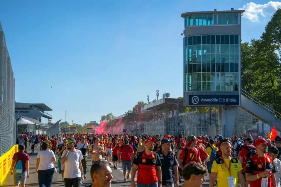 Des passionnés de Formule 1 sur la piste du Grand Prix d’Italie