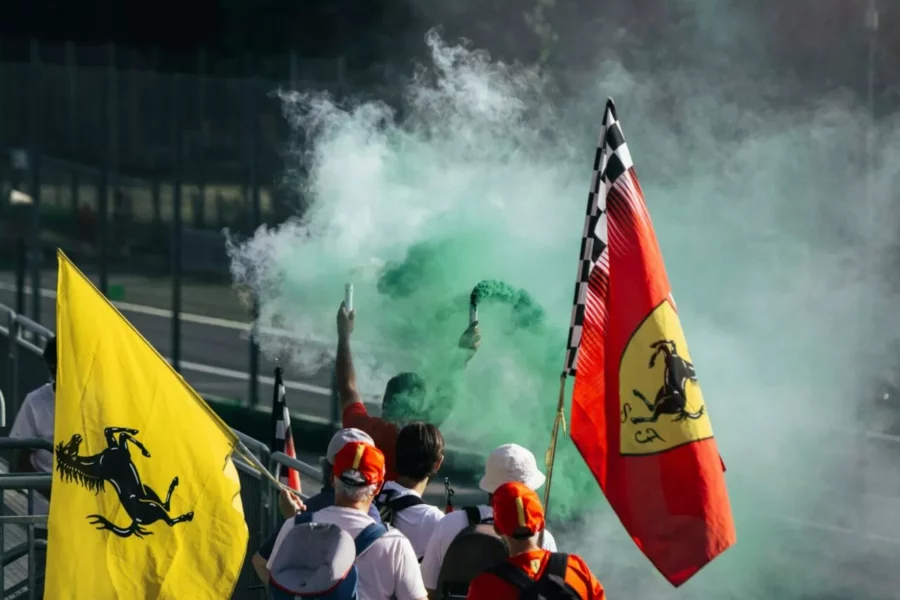 Supporters de la Scuderia Ferrari agitant des drapeaux rouges à Monza