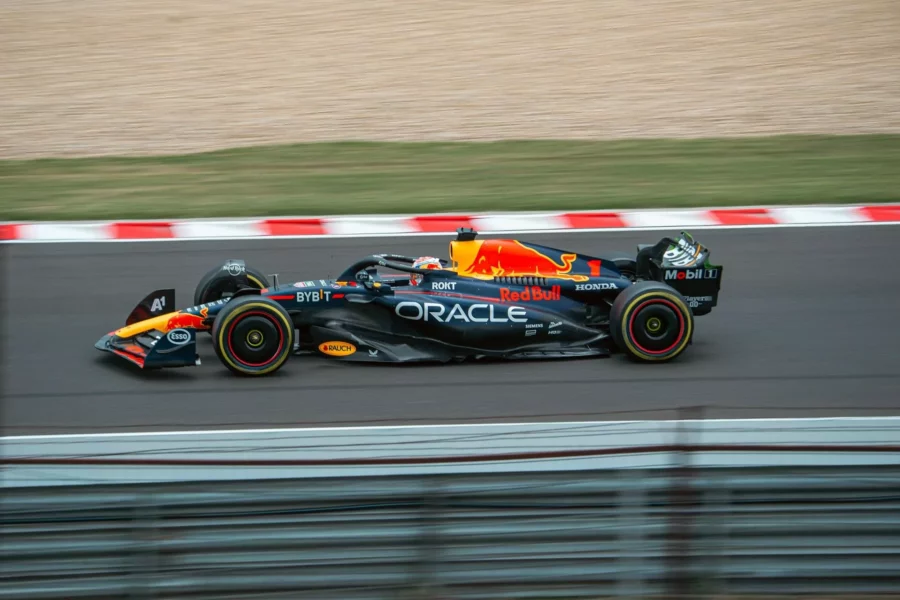 Voiture Red Bull F1 roulant à pleine vitesse sur le circuit