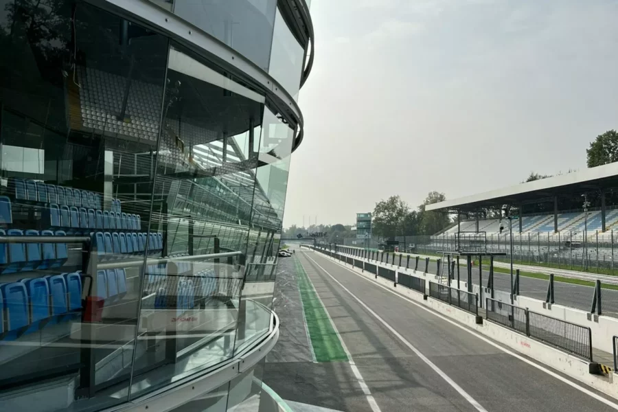 Vue de la voie des stands du circuit de Monza avant le départ